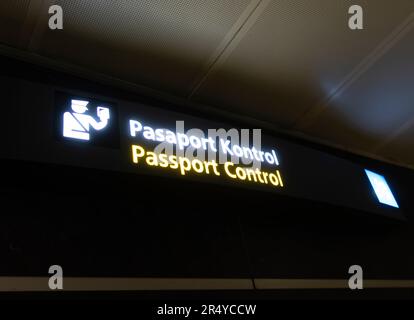 Passkontrollschild und Wegweiser, Ankunft am Sabiha Gokcen International Airport, Istanbul, Türkei. Zweisprachiges Zeichen Englisch Türkisch Stockfoto