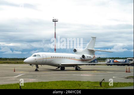 Dassault Falcon 7X Privatjet parkt auf Asphalt, keine Identifikationsschilder, Flughafen Batumi, Privatjets auf Tarmac Stockfoto