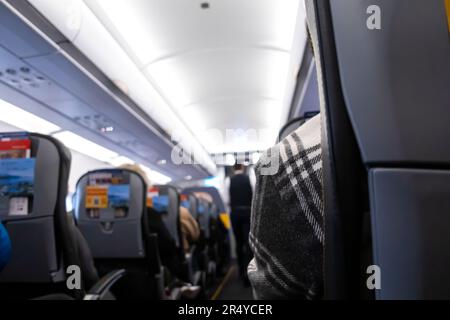 Sitze und Flugzeuggang, niedriger Winkel. Airbus A 320 Stockfoto