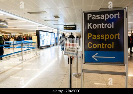 Schild für Passkontrolle und Wegweiser, Ankunft am internationalen Flughafen Sabiha Gokcen, Istanbul, Türkei Stockfoto