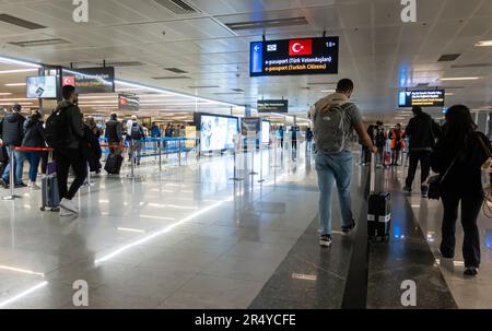 Schild für Passkontrolle und Wegweiser, Ankunft am internationalen Flughafen Sabiha Gokcen, Istanbul, Türkei Stockfoto