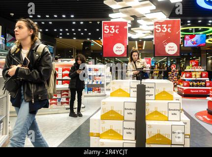 Marlboro-Packungen, Marlboro-Zigarettenkartons, die im Duty-Free-Shop im internationalen Flughafen Sabiha Gokcen, Istanbul, Türkei, verkauft werden Stockfoto