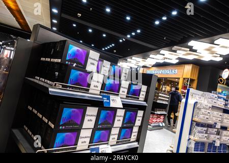 Marlboro-Packungen, Marlboro-Zigarettenkartons, die im Duty-Free-Shop im internationalen Flughafen Sabiha Gokcen, Istanbul, Türkei, verkauft werden Stockfoto