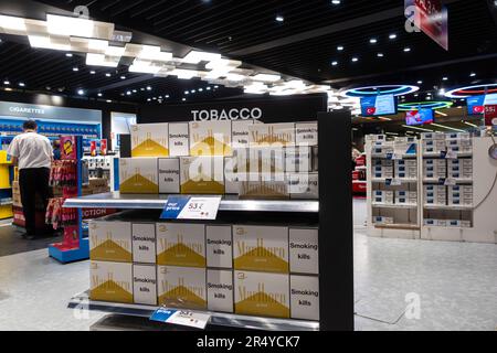 Marlboro-Packungen, Marlboro-Zigarettenkartons, die im Duty-Free-Shop im internationalen Flughafen Sabiha Gokcen, Istanbul, Türkei, verkauft werden Stockfoto