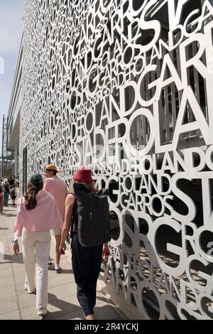 Paris, Frankreich. 30. Mai 2023. Während des ersten Turniers der Roland Garros French Tennis Open in Paris, Frankreich, am Dienstag, den 30. Mai 2023, gehen Besucher an einer dekorierten Metallwand vor den Courts vorbei. Foto: Maya Vidon-White/UPI Credit: UPI/Alamy Live News Stockfoto