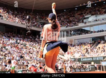 Paris, Frankreich. 30. Mai 2023. Ein Baseballmädchen signalisiert bei der Roland Garros French Tennis Open in Paris, Frankreich, am Dienstag, den 30. Mai 2023, in der ersten Runde des Spiels gegen Thiago Seyboth Wild of Brazil an die Weltrangnummer 2 von Daniil Medvedev aus Russland. Foto: Maya Vidon-White/UPI Credit: UPI/Alamy Live News Stockfoto