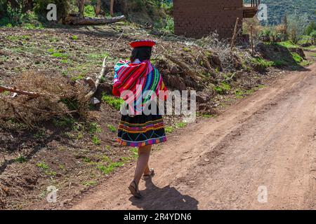 Eine einheimische peruanische Quechua-Frau in traditioneller Textilbekleidung, Cusco, Peru. Stockfoto