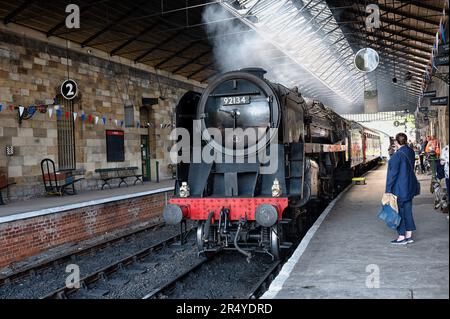 92134 Dampfeisenbahn fährt zur Pickering Station mit Passagieren der North Yorkshire Moors Railway, Yorkshire, Großbritannien Stockfoto