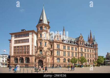 Wiesbaden, Deutschland - 18. Mai 2023: Blick vom Marktplatz auf das alte Rathaus von Wiesbaden mit sonnigen Tagen. Stockfoto