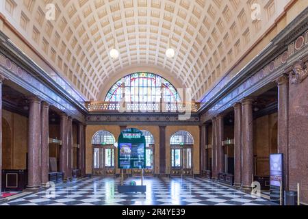 Wiesbaden, Deutschland - 18. Mai 2023: Im alten Kurhaus in Wiesbaden. Das Kasino beherbergt ein Speiserestaurant, das das gesellschaftliche Zentrum des Kurhauses ist Stockfoto