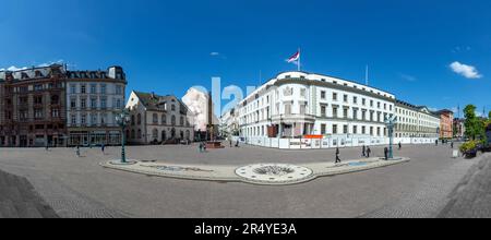 Wiesbaden, Deutschland - 18. Mai 2023: Blick auf das alte Schloss und jetzt das parlamentsgebäude in Wiesbaden. Stockfoto