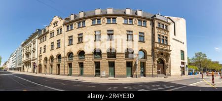 Wiesbaden, Deutschland - 18. Mai 2023: Blick auf die alten historischen Häuser in der Einkaufsstraße Friedrichstraße in Wiesbaden mit alten Fassaden. Stockfoto