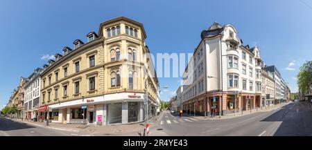 Wiesbaden, Deutschland - 18. Mai 2023: Blick auf die alten historischen Häuser in der Einkaufsstraße Friedrichstraße in Wiesbaden mit alten Fassaden. Stockfoto