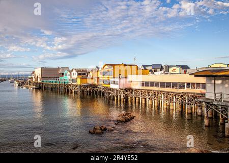 Monterey, USA - 22. Juni 2012: Schöner historischer Holzpier im Hafen von Monterey, USA. Stockfoto