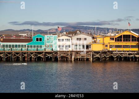 Monterey, USA - 22. Juni 2012: Schöner historischer Holzpier im Hafen von Monterey, USA. Stockfoto