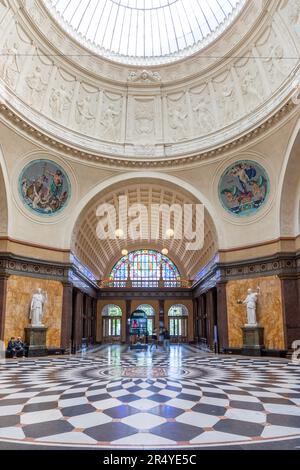 Wiesbaden, Deutschland - 18. Mai 2023: Im alten Kurhaus in Wiesbaden. Das Kasino beherbergt ein Speiserestaurant, das das gesellschaftliche Zentrum des Kurhauses ist Stockfoto