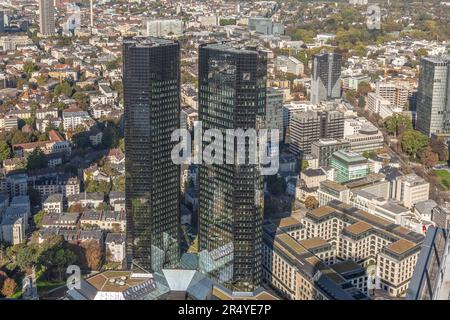 Frankfurt, Deutschland - 1. Oktober 2011: Antenne von Frankfurt am Main mit Wolkenkratzer und Blick auf den Hauptsitz der Deutschen Bank - engl: deutsche Bank. Stockfoto