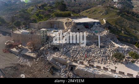 Hatay antakya Turkiye 03 07 2023 Alte Burg beschädigt beim türkischen Erdbeben in Reyhanlı Türkei 2023. Ein verheerendes Erdbeben der Größenordnung 7,8 wurde getroffen Stockfoto