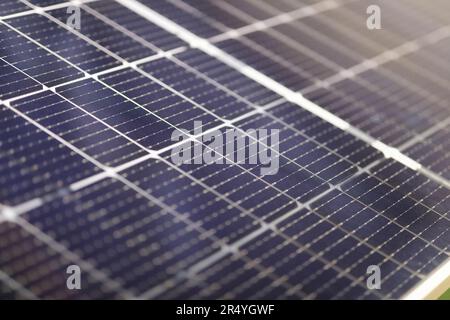 Solarpaneel von Photovoltaikzellen Nahaufnahme. Selektiver Fokus. Stockfoto