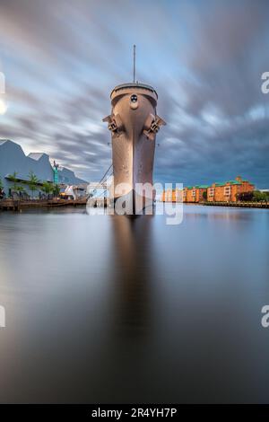 NORFOLK, VIRGINIA, USA - 10. MAI 2023: Die USS Wisconsin (BB-64) befindet sich in der Abenddämmerung im maritimen Museum Nauticus. Stockfoto