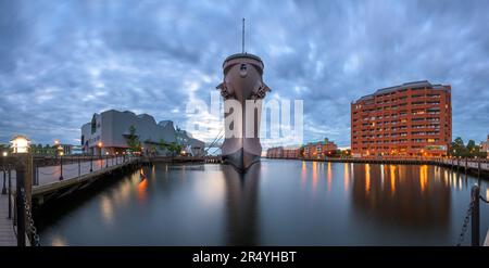 NORFOLK, VIRGINIA, USA - 10. MAI 2023: Die USS Wisconsin (BB-64) befindet sich in der Abenddämmerung im maritimen Museum Nauticus. Stockfoto