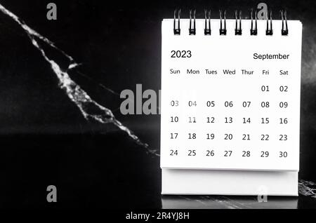September 2023 Monatlicher Tischkalender für 2023 Jahr auf schwarzem Marmorhintergrund. Stockfoto