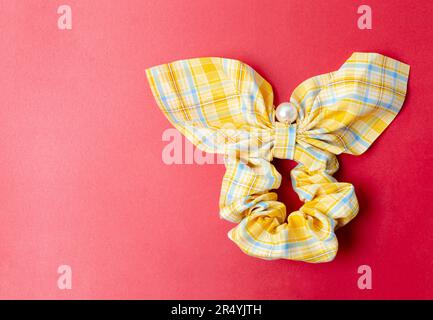 Wunderschöne gelbe Fliege auf rotem Hintergrund. Stockfoto