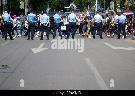 Bukarest, Rumänien. 30. Mai 2023: Die Gendarmen bewachen den Protestweg, auf dem mehr als 20.000 Angestellte des Bildungssystems, meist Lehrer, in der zweiten Woche des nationalen Streiks zwischen dem Sitz der rumänischen Regierung und dem Präsidentenpalast in Bukarest marschieren. Mehrere Bildungsgewerkschaftsverbände begannen am 22. Mai mit einem nationalen Streik, der höhere Löhne und bessere Arbeitsbedingungen forderte. Kredit: Lucian Alecu/Alamy Live News Stockfoto