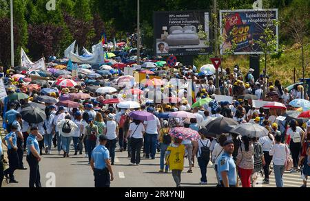 Bukarest, Rumänien. 30. Mai 2023: Bis zu 20.000 Beschäftigte des Bildungssystems, überwiegend Lehrer, marschieren auf dem Weg zwischen dem Sitz der rumänischen Regierung und dem Präsidentenpalast in Bukarest, in der zweiten Woche des nationalen Streiks. Mehrere Bildungsgewerkschaftsverbände begannen am 22. Mai mit einem nationalen Streik, der höhere Löhne und bessere Arbeitsbedingungen forderte. Kredit: Lucian Alecu/Alamy Live News Stockfoto