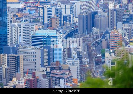 Kobe, Japan - 23. Mai 2023: Fahren Sie auf Gleisen durch mehrstöckige Gebäude im dichten Stadtzentrum Stockfoto