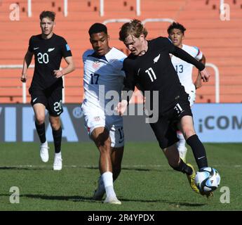 MENDOZA, 31. Mai 2023 (Xinhua) -- Justin Che (L) der Vereinigten Staaten kämpft mit Norman Garbett von Neuseeland während der FIFA-Weltmeisterschaft U20 im 16. Spiel zwischen den Vereinigten Staaten und Neuseeland am 30. Mai 2023 in Mendoza, Argentinien. (TELAM/Handout über Xinhua) Stockfoto