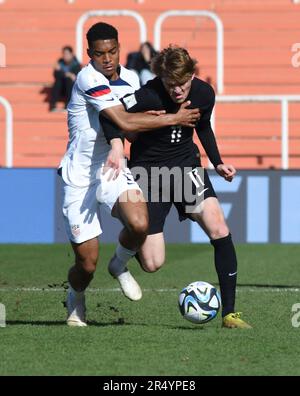 MENDOZA, 31. Mai 2023 (Xinhua) -- Justin Che (L) der Vereinigten Staaten kämpft mit Norman Garbett von Neuseeland während der FIFA-Weltmeisterschaft U20 im 16. Spiel zwischen den Vereinigten Staaten und Neuseeland am 30. Mai 2023 in Mendoza, Argentinien. (TELAM/Handout über Xinhua) Stockfoto