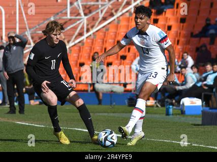 MENDOZA, 31. Mai 2023 (Xinhua) -- Jonathan Gomez (R) der Vereinigten Staaten spielt mit Norman Garbett von Neuseeland während der FIFA-Weltmeisterschaft U20 im 16. Spiel zwischen den Vereinigten Staaten und Neuseeland in Mendoza, Argentinien, am 30. Mai 2023. (TELAM/Handout über Xinhua) Stockfoto