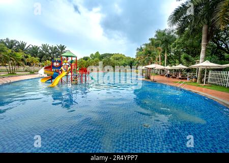 Swimmingpool im Tourismusgebiet Giang Dien Wasserfall, Provinz Dong Nai, Vietnam Stockfoto