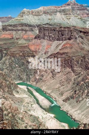 colorado River flussabwärts vom hellen Angel Canyon aus vom südlichen kaibab Trail im Grand Canyon Nationalpark, arizona, aus gesehen Stockfoto