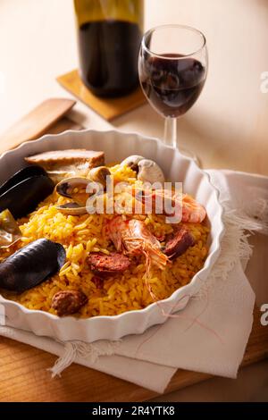 Paella. Typisch spanisches Gericht, traditionelles Rezept, auch bekannt als Paella Reis. Es gibt viele akzeptierte Versionen dieses Gerichts, das Safranreis gekocht ist Stockfoto