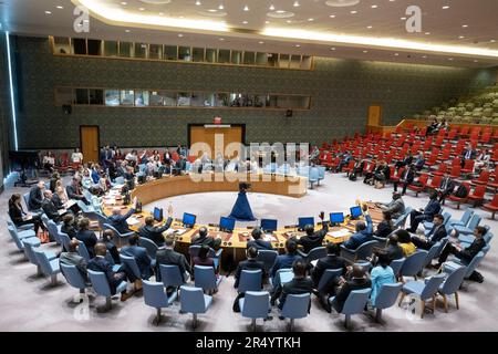 (230531) -- VEREINTE NATIONEN, 31. Mai 2023 (Xinhua) -- Dieses Foto wurde am 30. Mai 2023 aufgenommen und zeigt Mitglieder des UN-Sicherheitsrates, die während der Sitzung des UN-Sicherheitsrates in New York ihre Enthaltung zu einer Resolution über Sanktionen gegen Südsudan signalisieren. Der UN-Sicherheitsrat hat am Dienstag eine Resolution angenommen, mit der die Waffenembargo-Maßnahmen gegen Südsudan um ein Jahr bis zum 31. Mai 2024 sowie gezielte Sanktionen wie Reiseverbot und Einfrieren von Vermögenswerten gegen natürliche und juristische Personen verlängert werden. (Eskinder Debebe/UN Foto/Handout über Xinhua) Stockfoto