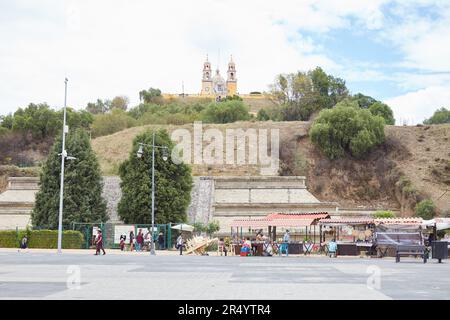 Cholula in Puebla, Mexiko, ist die Heimat der größten Pyramide der Welt, die noch weitgehend unausgegraben ist Stockfoto