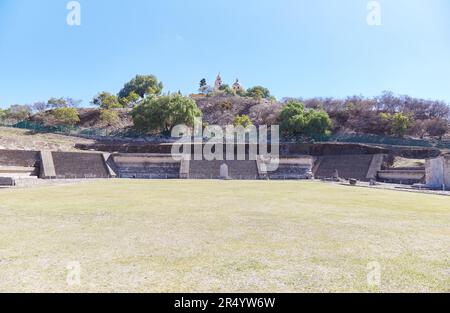 Cholula in Puebla, Mexiko, ist die Heimat der größten Pyramide der Welt, die noch weitgehend unausgegraben ist Stockfoto