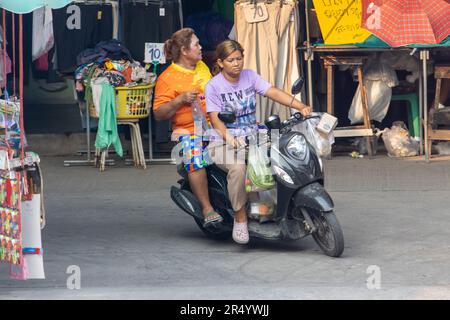 SAMUT PRAKAN, THAILAND, 03 2023. MÄRZ, zwei Frauen fahren auf dem Motorrad auf der Straße. Stockfoto