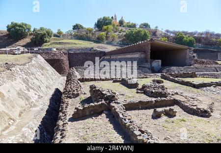 Cholula in Puebla, Mexiko, ist die Heimat der größten Pyramide der Welt, die noch weitgehend unausgegraben ist Stockfoto