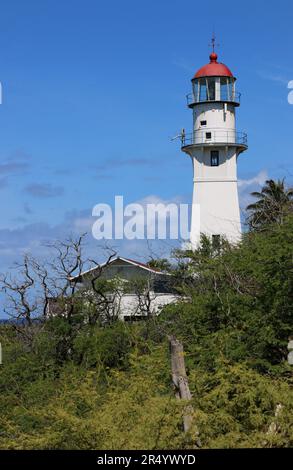 Wunderschöner weißer Leuchtturm mit roter Kuppel, Diamond Head, O'ahu, Hawaii. Stockfoto