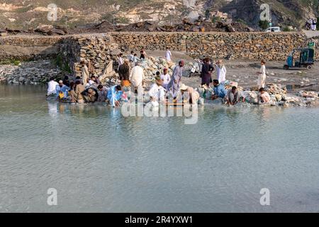 Unbekannte Menschen waschen und suchen Smaragde in den Kies und Erde, die aus der smaragdmine der swat gewonnen wurden Stockfoto