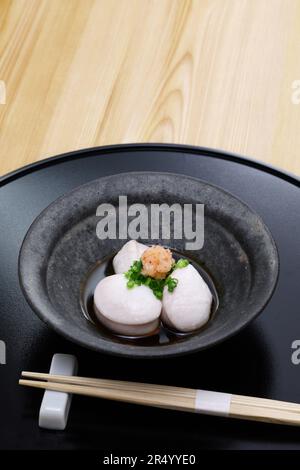 Puffer Fischmilchpulver mit Ponzu-Sauce (Sojasoße mit Zitrussaft gemischt), traditionelle japanische Küche Stockfoto