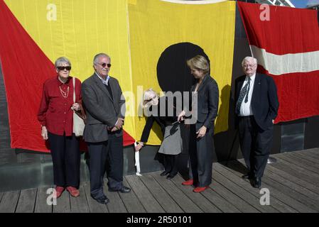 (l-r) Patricia Stenning, Kamal Dastyari, Mary-Louise Williams (Direktorin des Australian National Maritime Museum), Tanya Plibersek MP und Barry Cohen. Die offizielle Zeremonie, bei der drei neue Panels an der Willkommensmauer enthüllt werden, die die Namen der Einwanderer nach Australien an der Willkommensmauer enthält. Die 100 Meter lange Mauer befindet sich im Australian National Maritime Museum in Darling Harbour in der Nähe der Pyrmont Docks, einem Ort, an dem Millionen neuer Siedler erstmals an Land gingen. Sydney, Australien. 18.05.08. Stockfoto