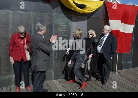 (l-r) Patricia Stenning, Kamal Dastyari, Tanya Plibersek MP, Mary-Louise Williams (Direktorin des Australian National Maritime Museum) und Barry Cohen. Die offizielle Zeremonie, bei der drei neue Panels an der Willkommensmauer enthüllt werden, die die Namen der Einwanderer nach Australien an der Willkommensmauer enthält. Die 100 Meter lange Mauer befindet sich im Australian National Maritime Museum in Darling Harbour in der Nähe der Pyrmont Docks, einem Ort, an dem Millionen neuer Siedler erstmals an Land gingen. Sydney, Australien. 18.05.08. Stockfoto