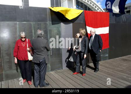 (l-r) Patricia Stenning, Kamal Dastyari, Mary-Louise Williams (Direktorin des Australian National Maritime Museum), Tanya Plibersek MP und Barry Cohen. Die offizielle Zeremonie, bei der drei neue Panels an der Willkommensmauer enthüllt werden, die die Namen der Einwanderer nach Australien an der Willkommensmauer enthält. Die 100 Meter lange Mauer befindet sich im Australian National Maritime Museum in Darling Harbour in der Nähe der Pyrmont Docks, einem Ort, an dem Millionen neuer Siedler erstmals an Land gingen. Sydney, Australien. 18.05.08. Stockfoto