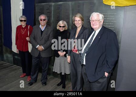 (l-r) Patricia Stenning, Kamal Dastyari, Mary-Louise Williams (Direktorin des Australian National Maritime Museum), Tanya Plibersek MP und Barry Cohen. Die offizielle Zeremonie, bei der drei neue Panels an der Willkommensmauer enthüllt werden, die die Namen der Einwanderer nach Australien an der Willkommensmauer enthält. Die 100 Meter lange Mauer befindet sich im Australian National Maritime Museum in Darling Harbour in der Nähe der Pyrmont Docks, einem Ort, an dem Millionen neuer Siedler erstmals an Land gingen. Sydney, Australien. 18.05.08. Stockfoto