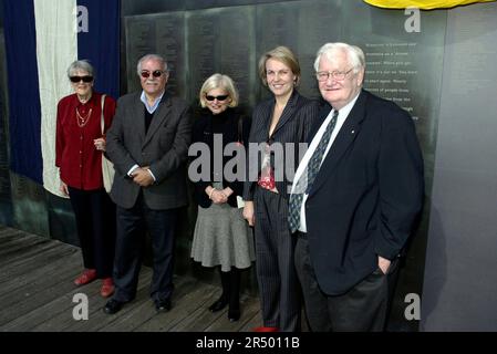 (l-r) Patricia Stenning, Kamal Dastyari, Mary-Louise Williams (Direktorin des Australian National Maritime Museum), Tanya Plibersek MP und Barry Cohen. Die offizielle Zeremonie, bei der drei neue Panels an der Willkommensmauer enthüllt werden, die die Namen der Einwanderer nach Australien an der Willkommensmauer enthält. Die 100 Meter lange Mauer befindet sich im Australian National Maritime Museum in Darling Harbour in der Nähe der Pyrmont Docks, einem Ort, an dem Millionen neuer Siedler erstmals an Land gingen. Sydney, Australien. 18.05.08. Stockfoto