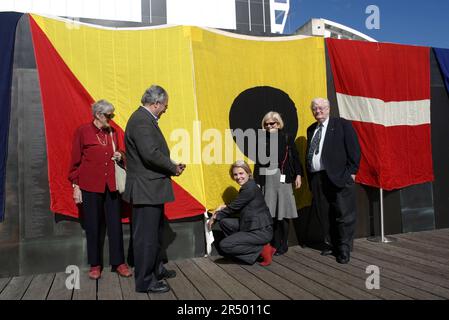 (l-r) Patricia Stenning, Kamal Dastyari, Tanya Plibersek MP, Mary-Louise Williams (Direktorin des Australian National Maritime Museum) und Barry Cohen. Die offizielle Zeremonie, bei der drei neue Panels an der Willkommensmauer enthüllt werden, die die Namen der Einwanderer nach Australien an der Willkommensmauer enthält. Die 100 Meter lange Mauer befindet sich im Australian National Maritime Museum in Darling Harbour in der Nähe der Pyrmont Docks, einem Ort, an dem Millionen neuer Siedler erstmals an Land gingen. Sydney, Australien. 18.05.08. Stockfoto